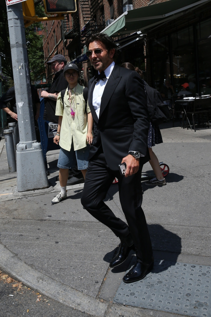 El look completo de Bradley Cooper para la boda de Taylor Swift