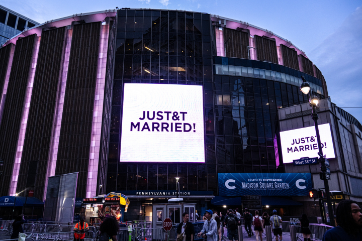 El Madison Square Garden se iluminó de rosa y mostró un letrero que decía "JUST&T MARRIED" durante la celebración de la boda de Taylor Swift y Travis Kelces en Nueva York, Nueva York.