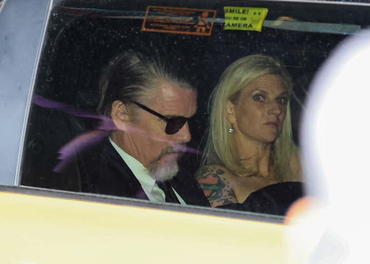 alt="alt="Ethan Hawke y su esposa, Ryan Shawhughes, fueron vistos saliendo de la celebración de la boda de Taylor Swift y Travis Kelce en el Madison Square Garden de Nueva York el viernes por la noche.""
