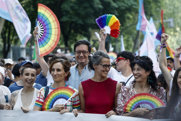 La ministra de Igualdad, la ministra de Sanidad y el ministro para la Transformación Digital junto a la cantante Zahara en la cabecera de la manifestación del Orgullo 2026.
