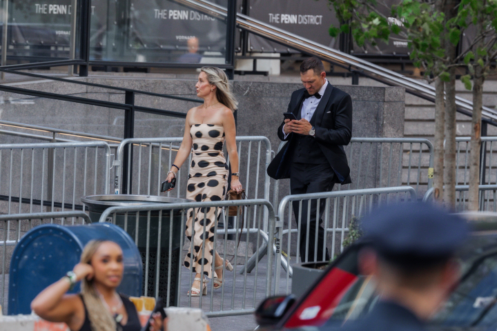 alt="alt="Los invitados llegan al Madison Square Garden antes de la celebración de la boda de Taylor Swift y Travis Kelce en Nueva York.""