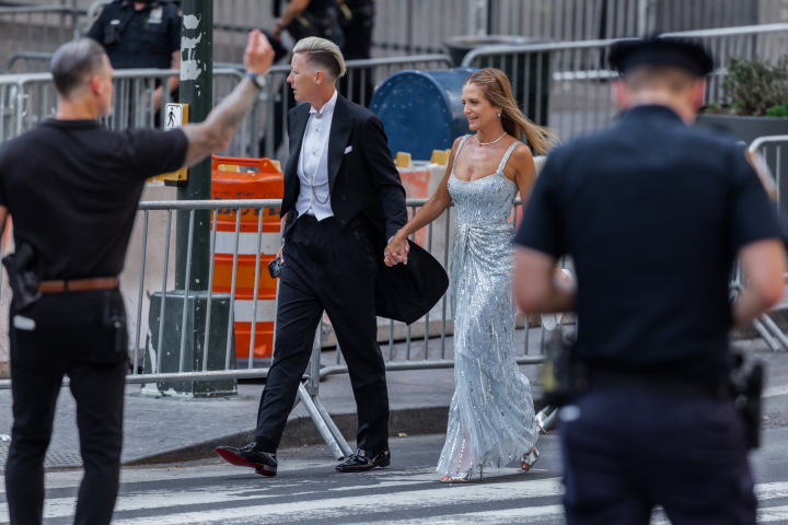 alt="alt="Los invitados llegan al Madison Square Garden antes de la celebración de la boda""