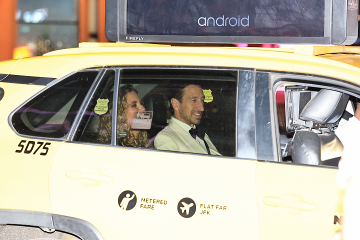 alt="alt="Robin Roberts, Amber Laign y Adam Zotovich fueron vistos saliendo del Madison Square Garden tras asistir a la boda de Taylor Swift.""