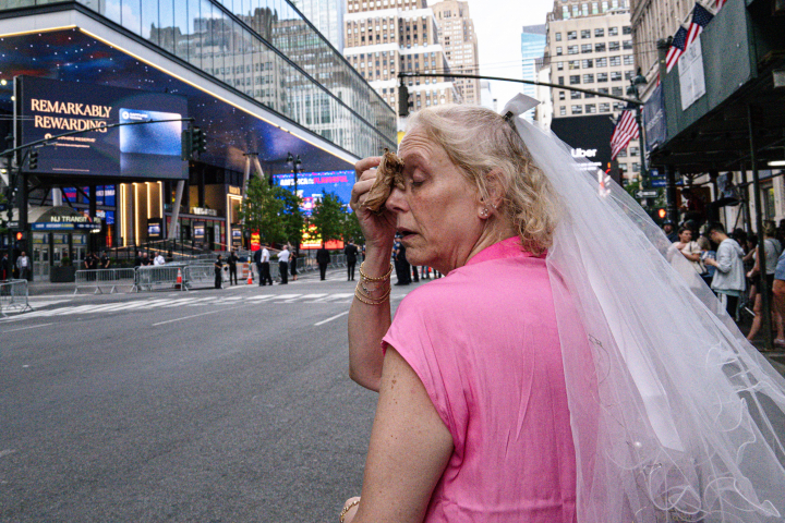 alt="alt="Una 'Swiftie', una fan de Taylor Swift, espera bajo un calor récord a las afueras del Madison Square Garden.""