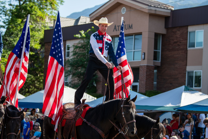 alt="alt="Personas a caballo celebran la independencia de EEUU""