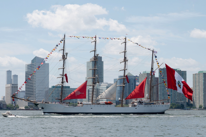 alt="alt="Un velero con la bandera de Perú navega por el río Hudson este sábado, en Nueva York (Estados Unidos).""