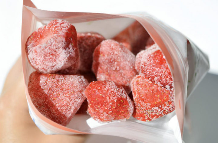 Una bolsa llena de fresas congeladas