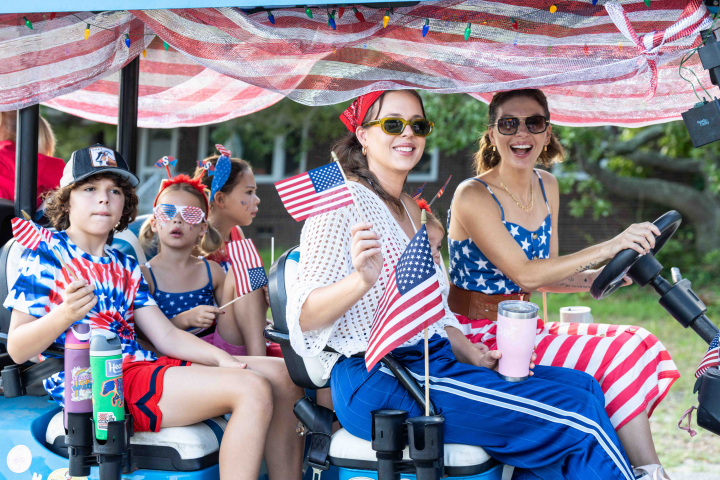 alt="alt="Una familia celebra el 250 aniversario de la Independencia de EEUU""