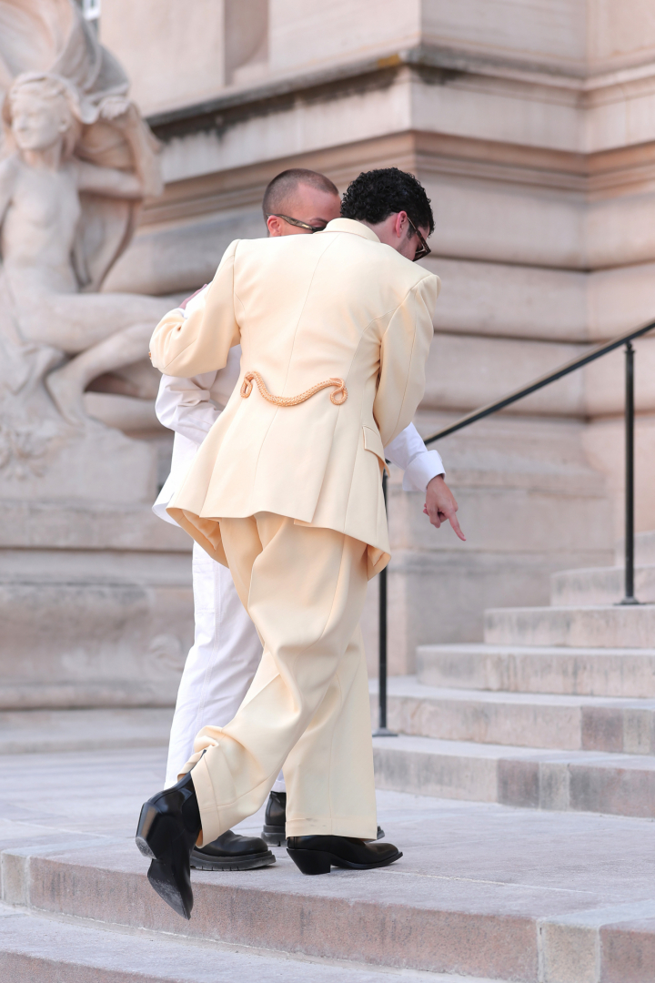 Detalles de la parte trasera del traje