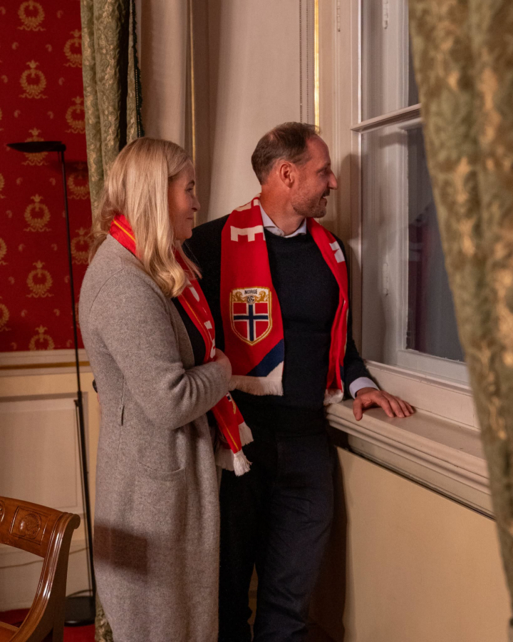 Haakon y Mette-Marit de Noruega mirando desde el palacio real de Oslo las celebraciones tras la victoria de Noruega ante Brasil en los octavos de finales del Mundial 2026