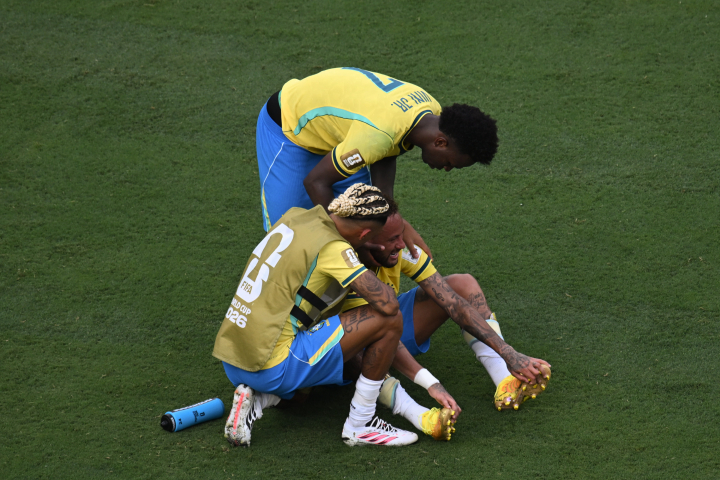 Neymar, llorando y consolado por sus compañeros