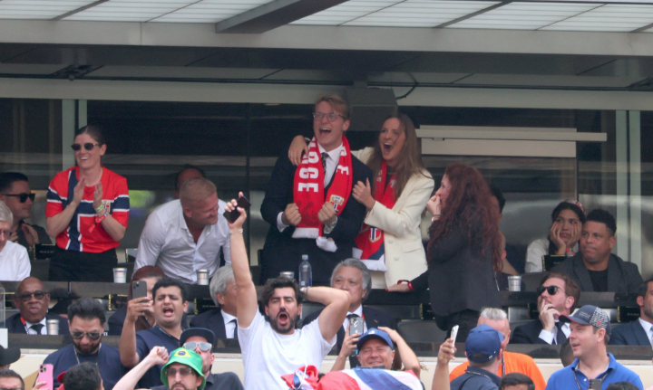 Sverre Magnus e Ingrid Alexandra de Noruega, eufóricos celebrando la victoria de Noruega ante Brasil en los octavos de finales del Mundial 2026