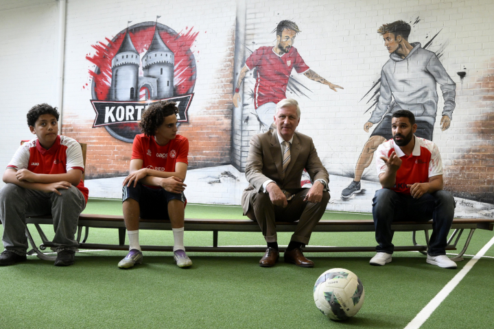 Felipe de Bélgica ante un balón de fútbol en la Red Side Academy