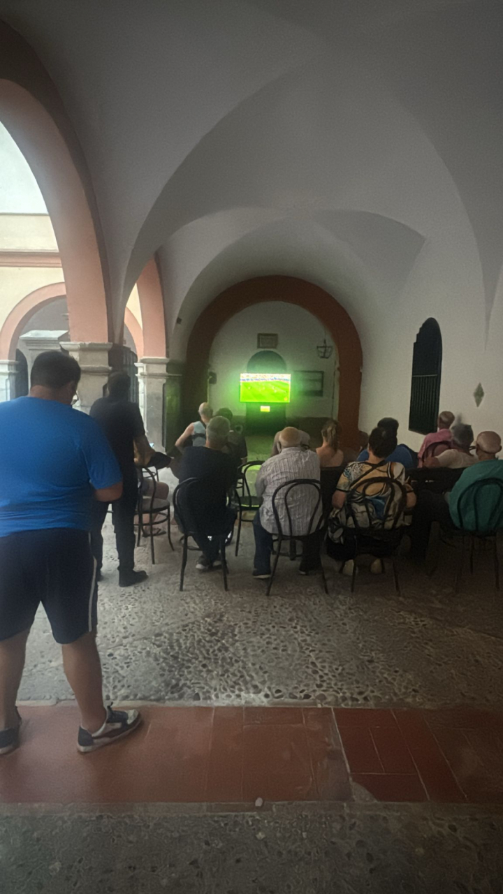 Los vecinos pudieron seguir el partido entre España y Portugal