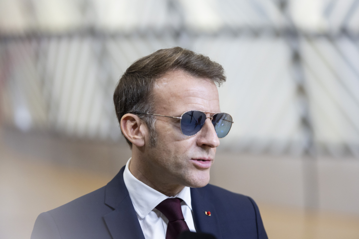 Emmanuel Macron, con gafas de aviador azules en Davos 2026