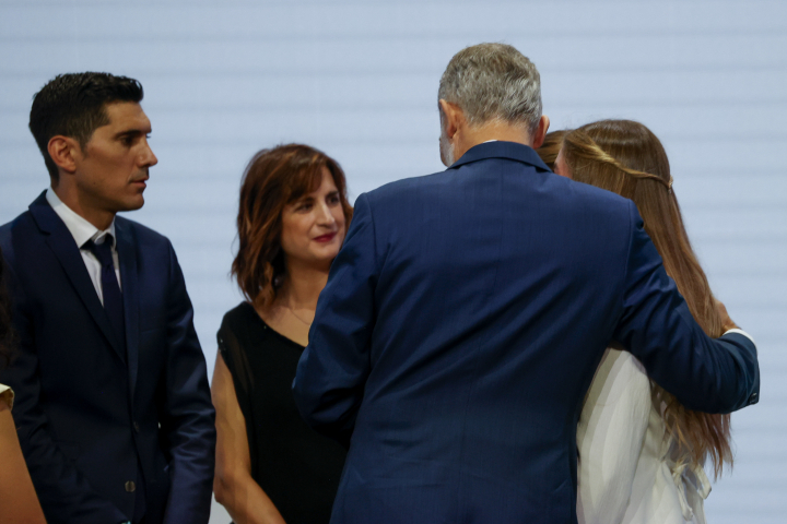 Felipe VI abraza orgulloso a la infanta Sofía tras su primer discurso en un acto oficial
