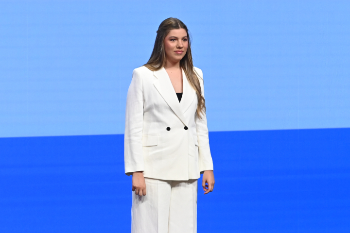La infanta Sofía con un traje de chaqueta blanco en la primera edición de ayudas Docentes Referentes