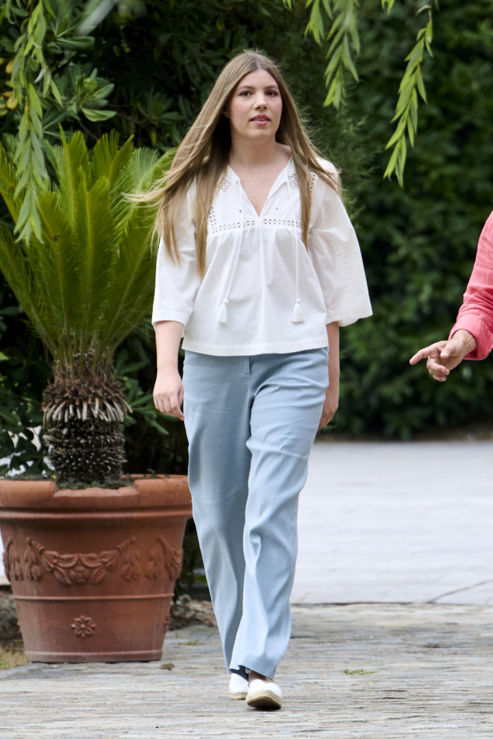 La infanta Sofía con una blusa blanca, pantalones azules y alpargatas de estreno a su llegada a los talleres previos a la entrega de la primera edición de las ayudas Docentes Referentes
