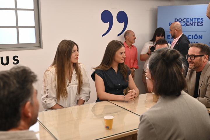La infanta Sofía y la princesa Leonor en una charla sobre sostenibilidad en la educación en los talleres previos a la primera edición de las ayudas Docentes Referentes