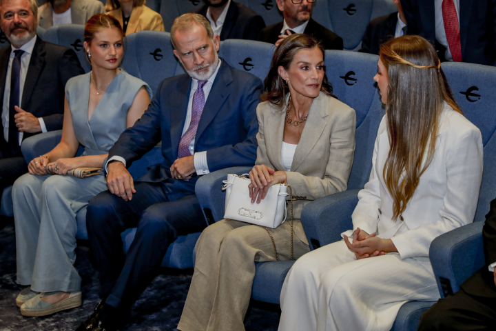 La princesa Leonor, los reyes Felipe y Letizia y la infanta Sofía en la primera edición de las ayudas Docentes Referentes