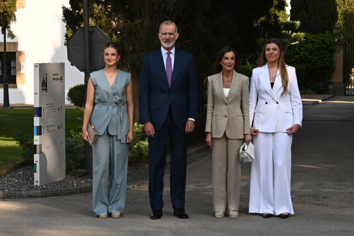 Los reyes Felipe y Letizia, la princesa Leonor y la infanta Sofía a su llegada a la entrega de las primeras ayudas Docentes Referentes