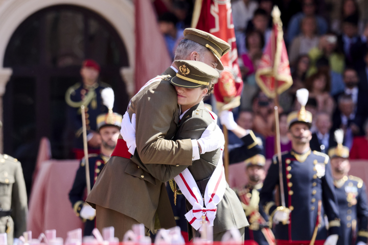 Felipe VI y la princesa Leonor se abrazan después de que el rey le entrega la Gran Cruz del Mérito Militar con distintivo blanco en la Academia de Zaragoza