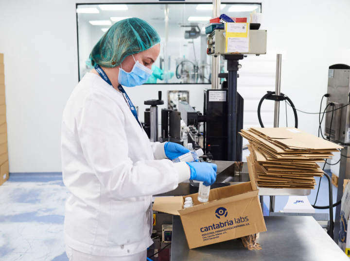 Trabajadores de la empresa Cantabria Labs elaboran geles hidroalcohólicos en su planta ecosostenible en Villaescusa (España), en una imagen de archivo.