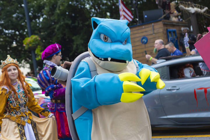 alt="alt="Un cosplayer vestido del Pokémon Blastoise, en 2023, en Atlanta.""