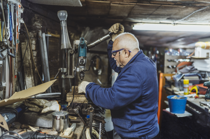 Un hombre de avanzada edad trabaja en su taller