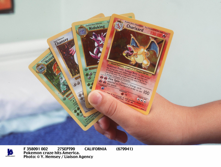 alt="alt="Una carta Charizard, la Nidoking Topsun, de 1995, con reverso azul es la segunda más cara del mundo. Esta tarjeta en particular provenía de un paquete de chicles japoneses y se vendió por 493.230 dólares.""