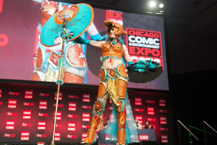 alt="alt="Una persona vestida de Charizard Warrior, de Pokémon, en Chicago, en 2017.""