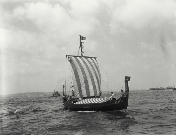Embarcación vikinga llegando a Nueva York tras 22 días.