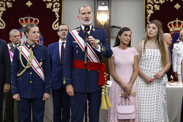 Felipe VI da el pésame por el incendio de Los Gallardos desde la Academia de San Javier en presencia de la reina Letizia y sus hijas Leonor y Sofía