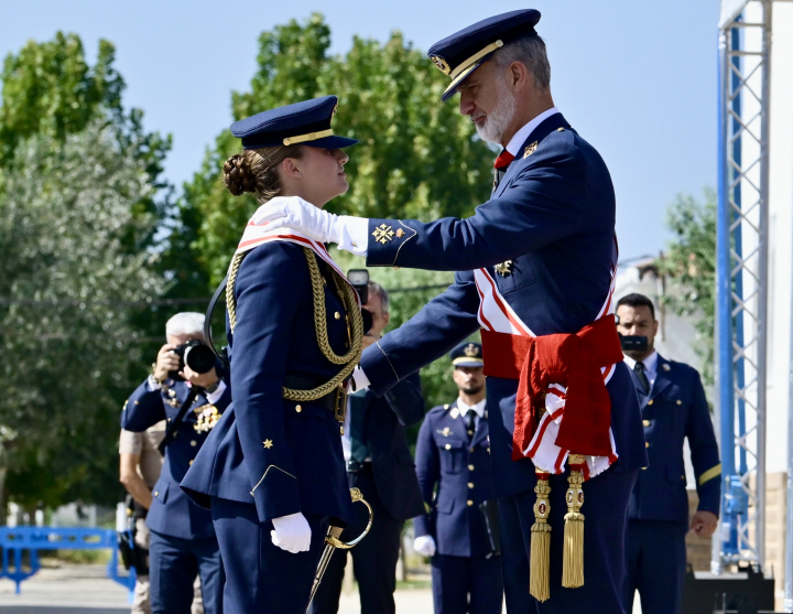 Felipe VI impone la Gran Cruz del Mérito Aeronáutico con distintivo blanco a la princesa Leonor