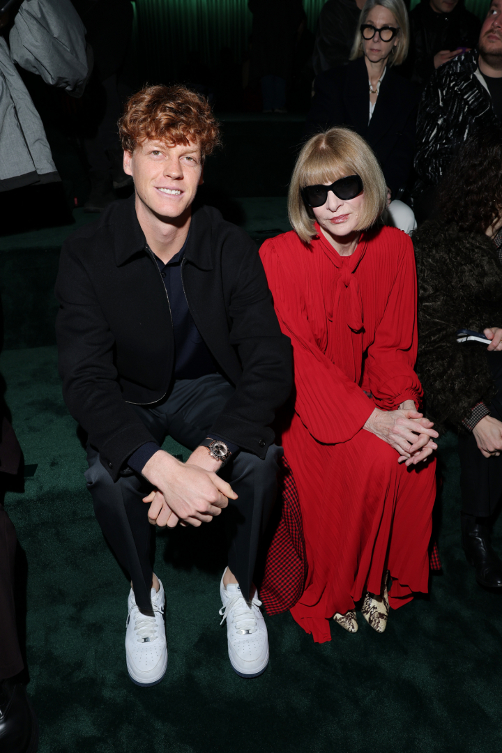 Jannik Sinner y Anna Wintour en un desfile de Gucci