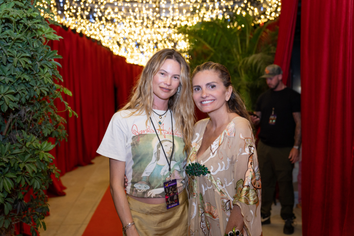 La modelo Behati Prinsloo y Sandra García-Sanjuán en el Starlite Occident 2026.