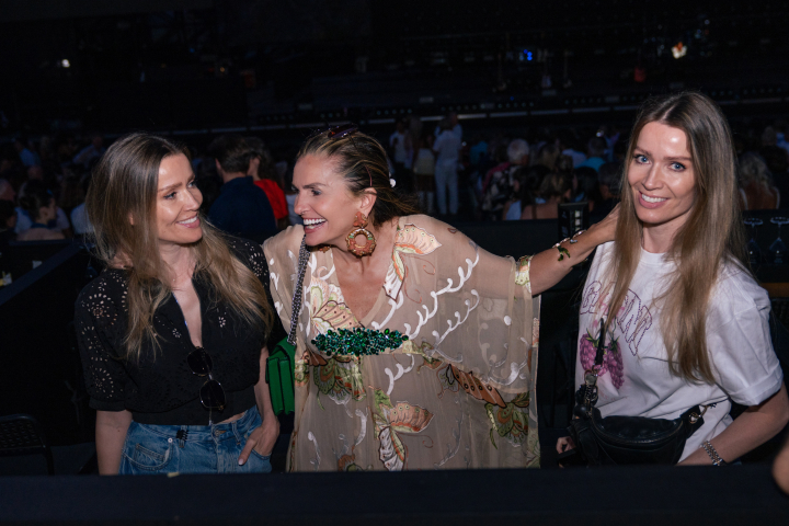 Las hermanas gemelas Nicole y Bárbara Kimpel junto a Sandra García-Sanjuan en el Starlite Occident 2026.