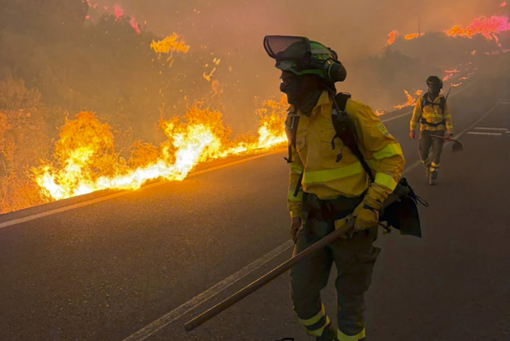 alt="alt="Varios bomberos trabajando en el incendio de Los Gallardos.""