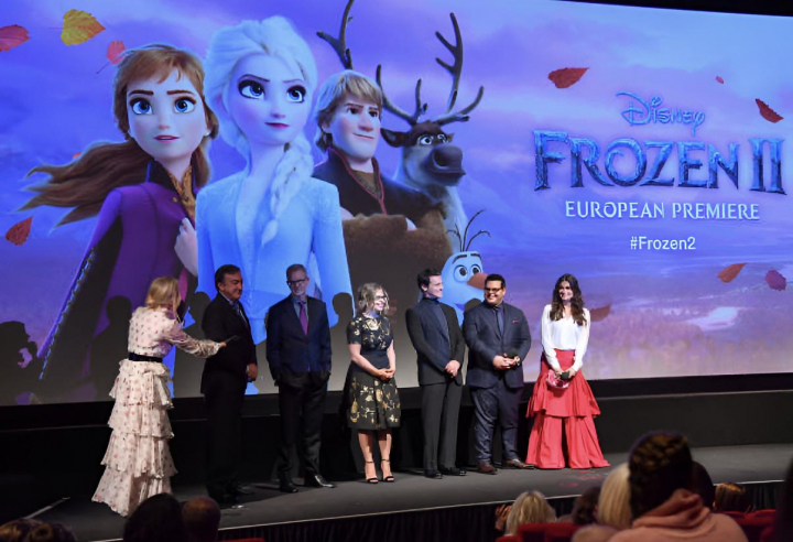 alt="alt="El elenco de 'Frozen II' posando en la premire de la película""