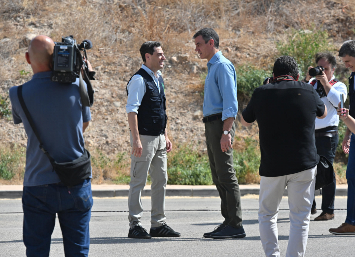 Pedro Sánchez, acompañado por el presidente de la Junta de Andalucía, Juanma Moreno (i), visita el Puesto de Mando Avanzado de Turre (Almería)