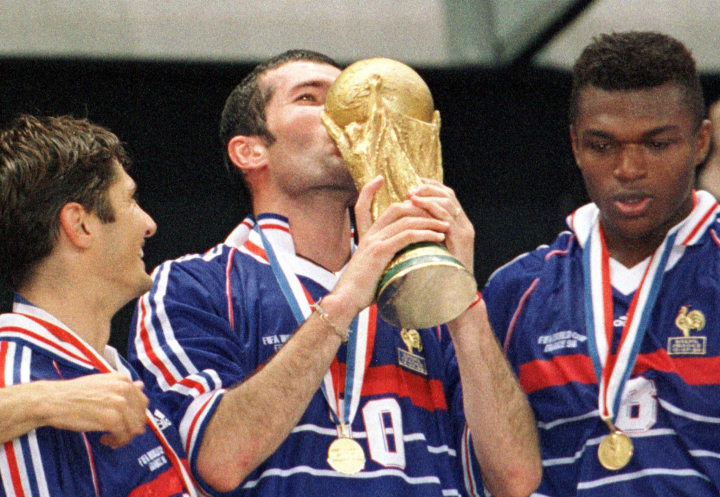 Zinedine Zidane besando la Copa del Mundo de 1998.