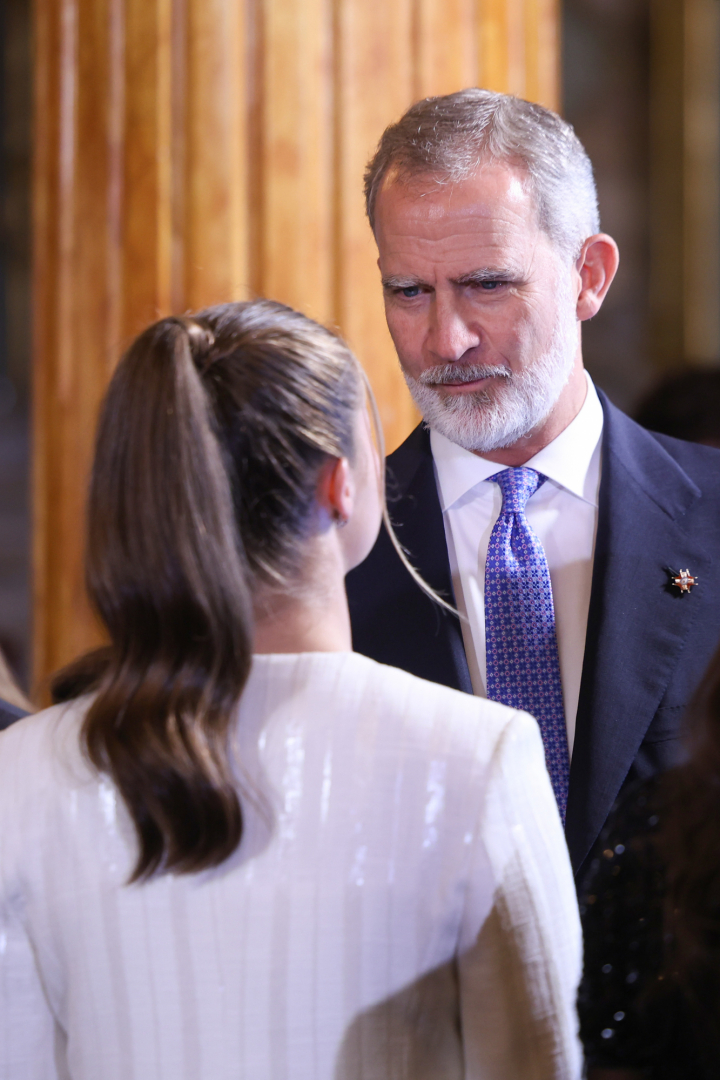 Felipe VI hablando con la princesa Leonor en los Premios Princesa de Girona 2026