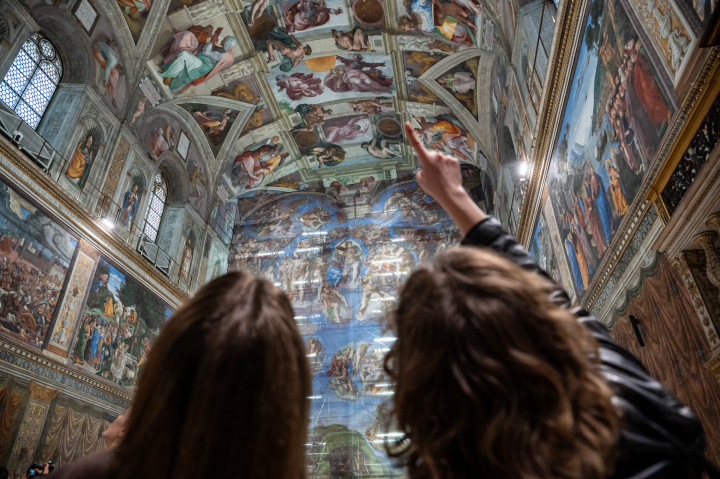 alt="alt="La Capilla Sixtina en los Museos Vaticanos, de Miguel Ángel.""