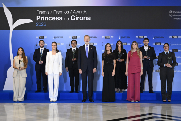 La familia real con los galardonados en los Premios Princesa de Girona 2026