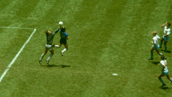 La 'Mano de Dios' de Maradona ante Inglaterra en el Mundial del 86.