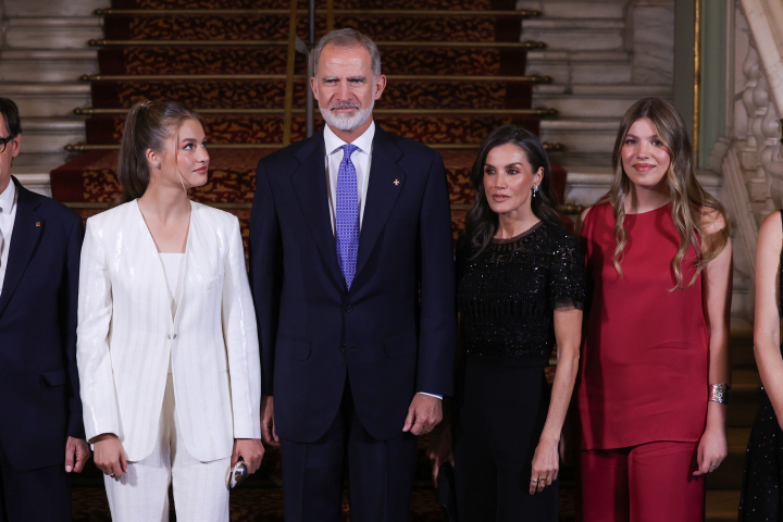 La princesa Leonor mirando a Felipe VI junto a la reina Letizia y la infanta Sofía en los Premios Princesa de Girona 2026