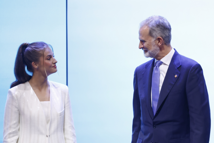 La princesa Leonor y Felipe VI se dedican una mirada de complicidad en los Premios Princesa de Girona 2026