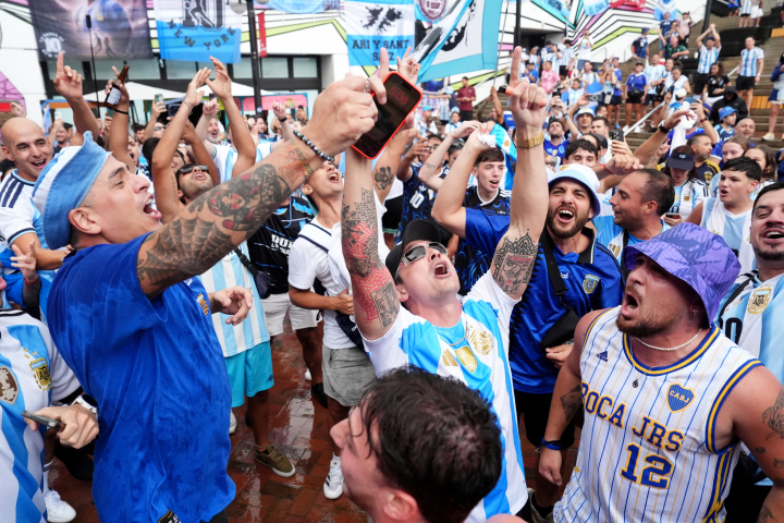 Aficionados argentinos siguiendo el partido entre España y Francia