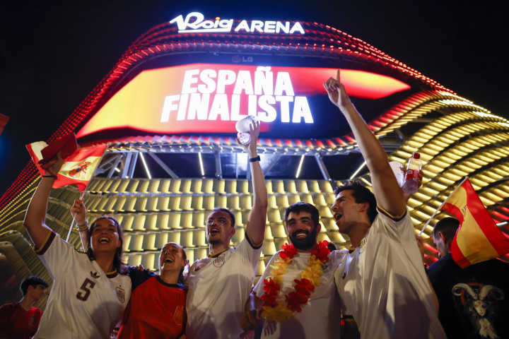 Aficionados celebran la victoria de la selección española ante el pabellón Roig Arena (Valencia)