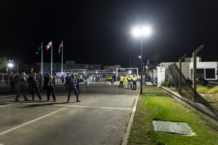 Centenares de personas se han dado cita para el derribo de la verja